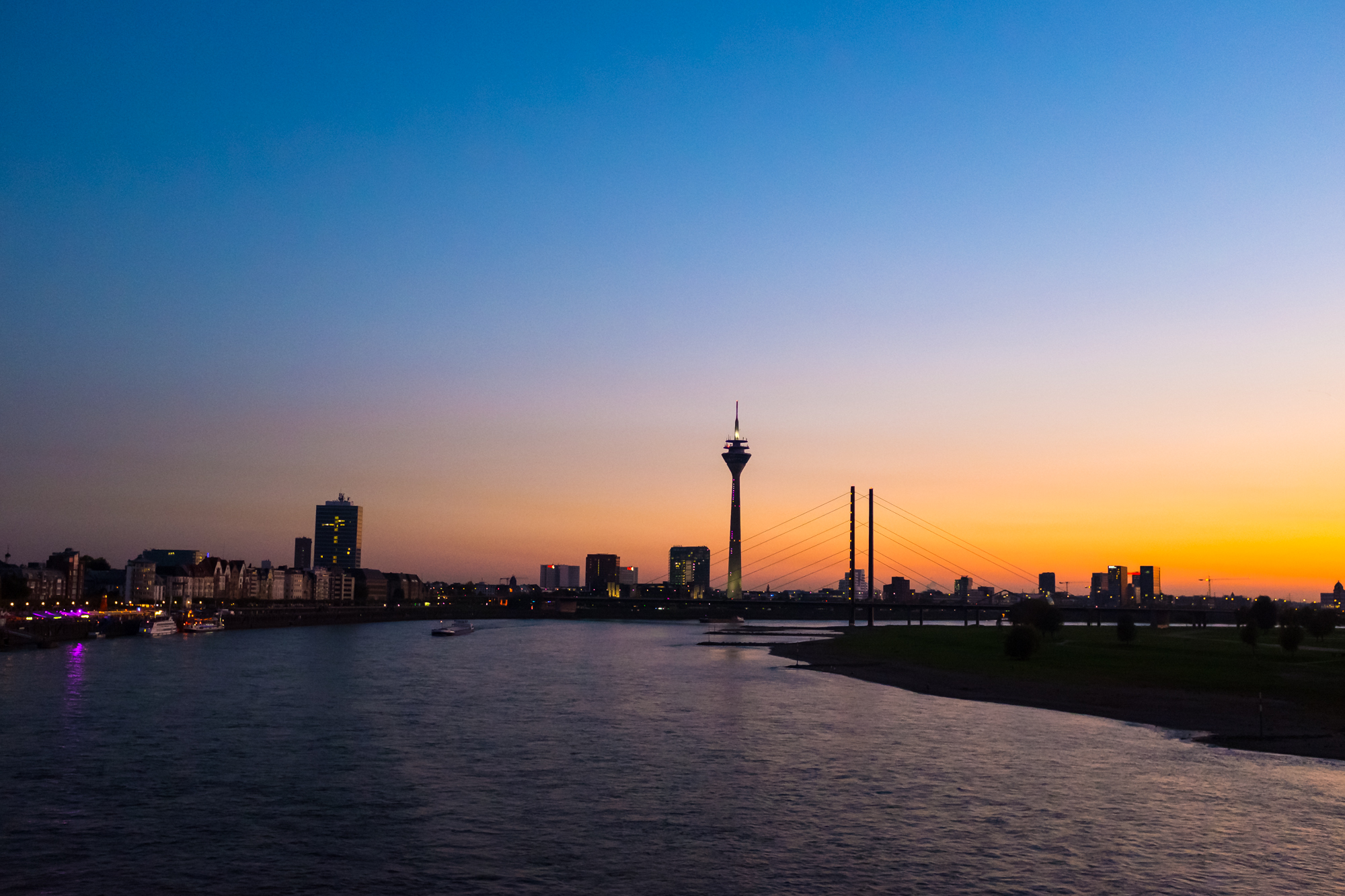 Blaue Stunde in - Düsseldorf?